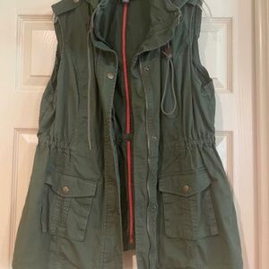 Multi pocket, hooded vest with interior color detail XL